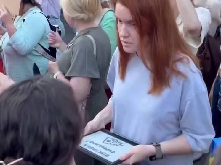 Безуглая вышла на протест в Киеве с табличкой "Отставка Сырского"