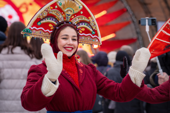 Хоровой перформанс, соломенные арт-скульптуры и розовые блины: в Петропавловской крепости пройдет фестиваль «Сударыня Масленица»