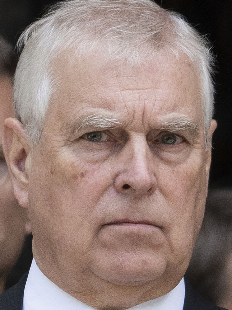 Из-за педофильского скандала принц Эндрю потерял титут и стал Эндрю Маунтбеттен-Виндзором