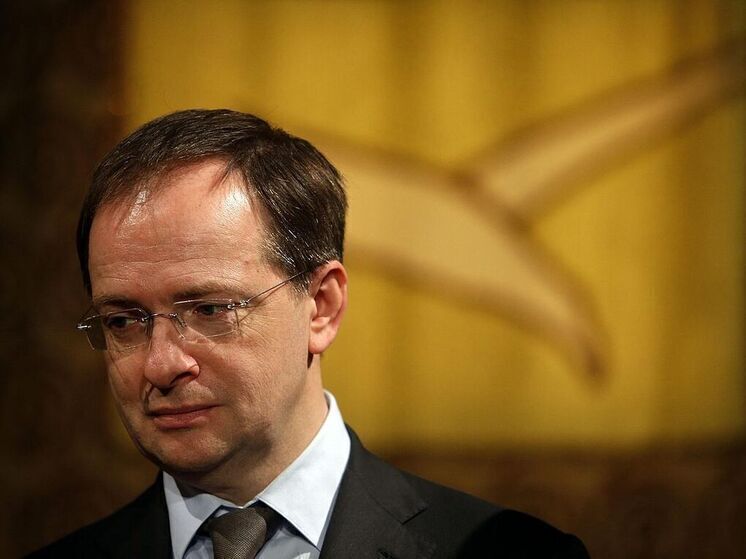Мединский: семьи украинских властей прекрасно живут за границей