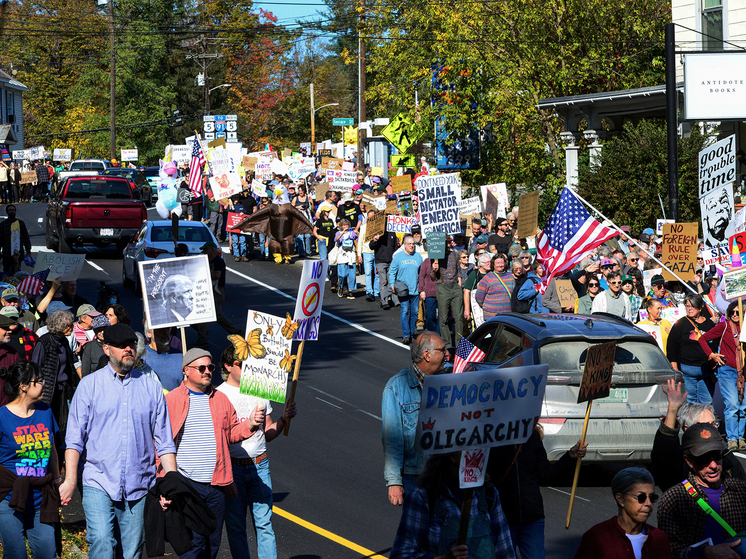 Левые и либералы в США устроили бучу против Трампа