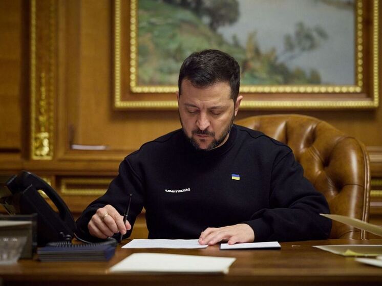 Зеленский заявил, что военные сами примут решение об отступлении из Красноармейска