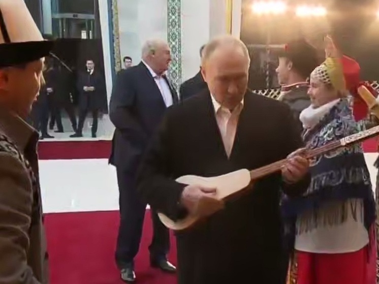 В Киргизии Путин сыграл на национальном инструменте перед заседанием ОДКБ