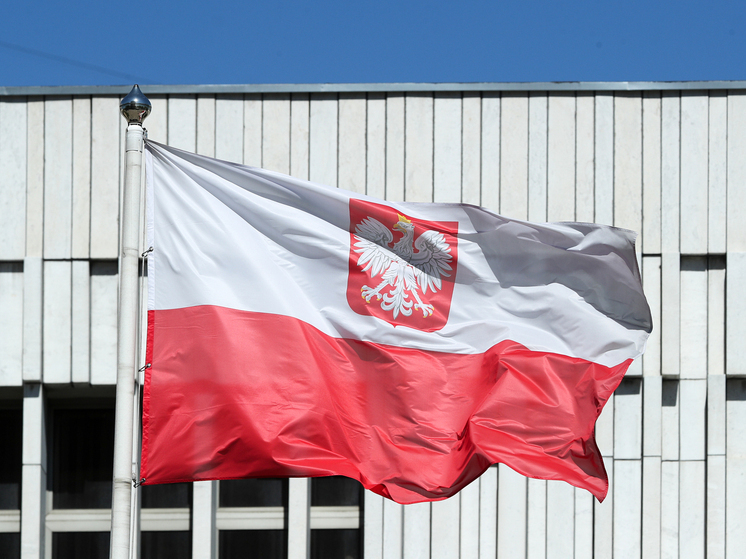 Президент Польши подписал указ, отменяющий социальные выплаты неработающим украинцам