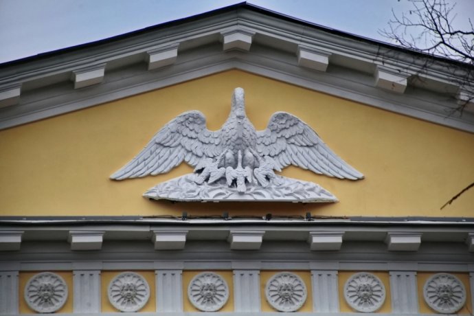 В РГПУ им. А. И. Герцена завершился ремонт фасадов 6-го корпуса со скульптурой пеликана