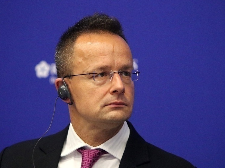 Сийярто: Венгрия не поддерживает ускоренное членство Украины в Евросоюзе