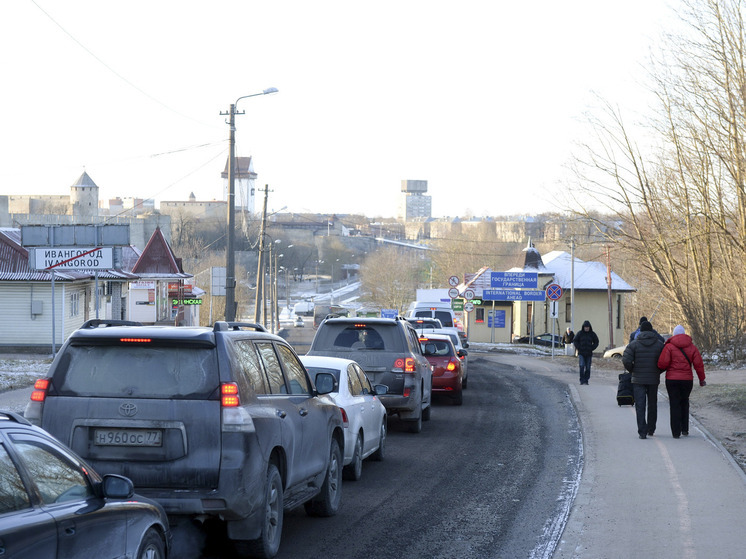 ERR: эстонские власти в октябре начнут продавать машины, оставленные на границе с РФ