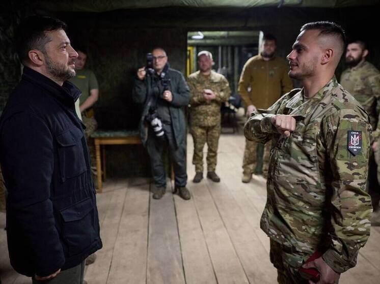 Зеленский вручил госнаграды боевикам ВСУ с нашивками СС